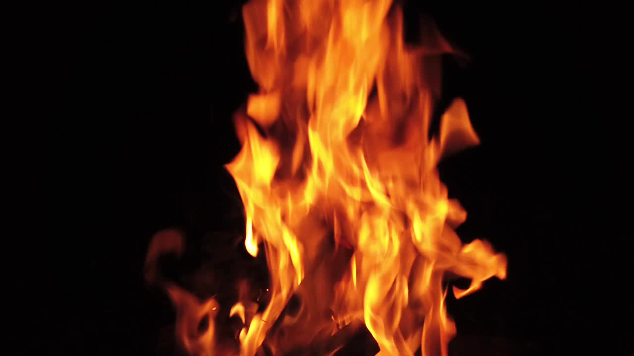 un fuego de tronco ardiendo en la noche, captura en cámara lenta
