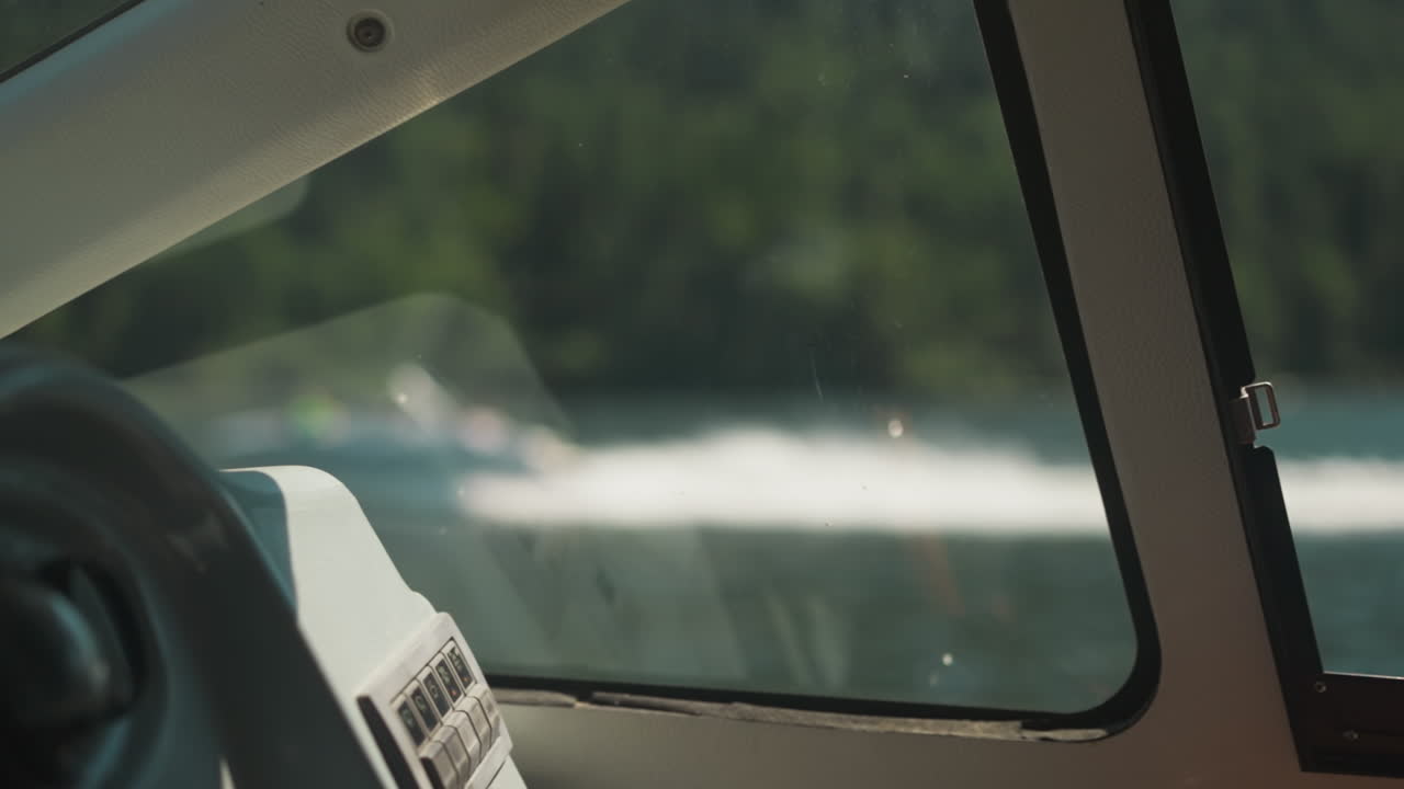 키와 레버가 있는 대시보드, 스키퍼의 조종사실 클로즈업, 모터 보트 컨트롤 캐빈 인테리어, 바가에서 흐릿한 물 스쿠터, 워터크래프트 항해