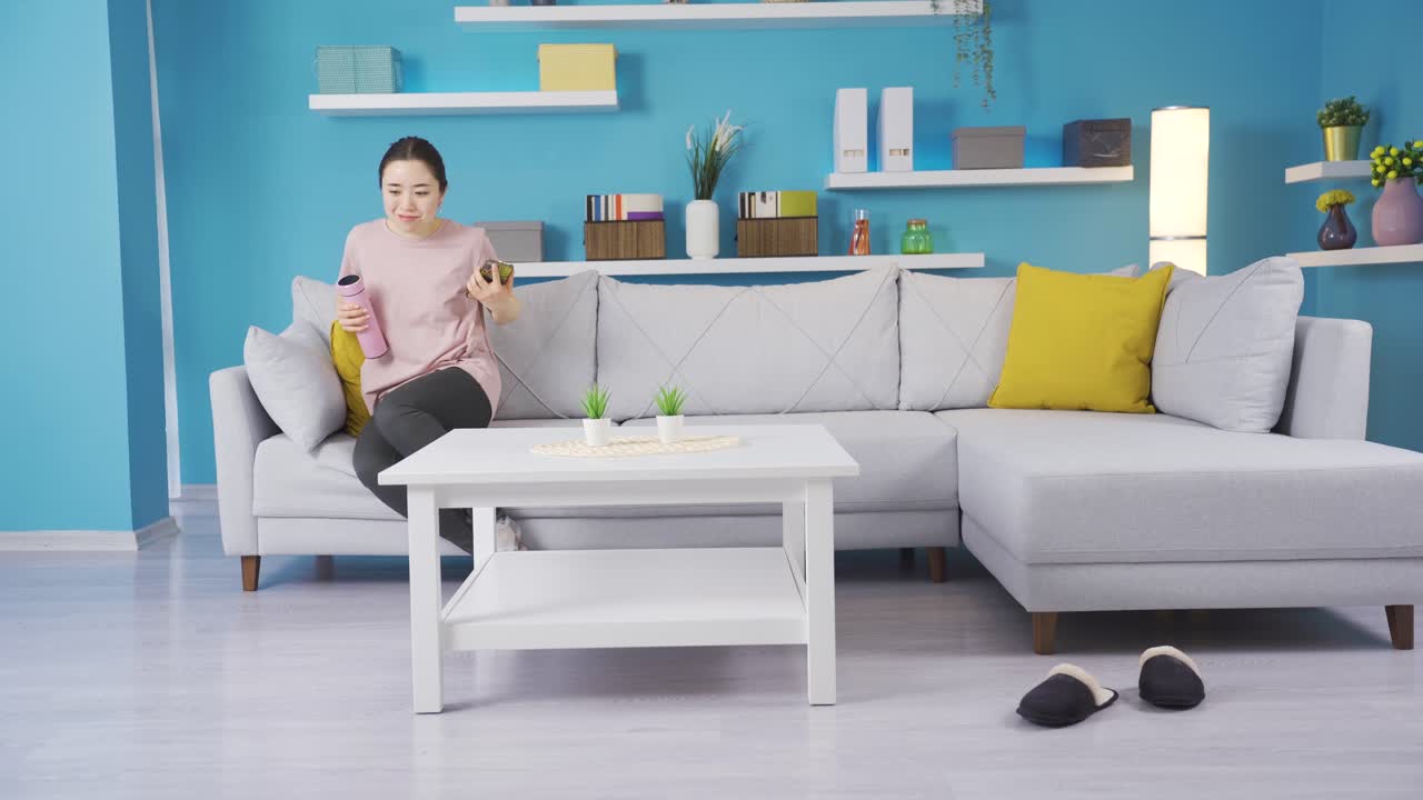 집에서 슬리퍼를 입은 아시아 젊은 여성.