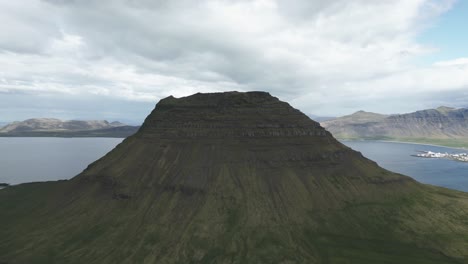 Isländische-Landschaft-Mit-Dem-Berg-Kirkjufell---Luftaufnahme-Einer-Drohne