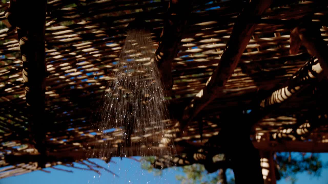 웃는 남자가 샤워실에서 목욕을 하고 있습니다.