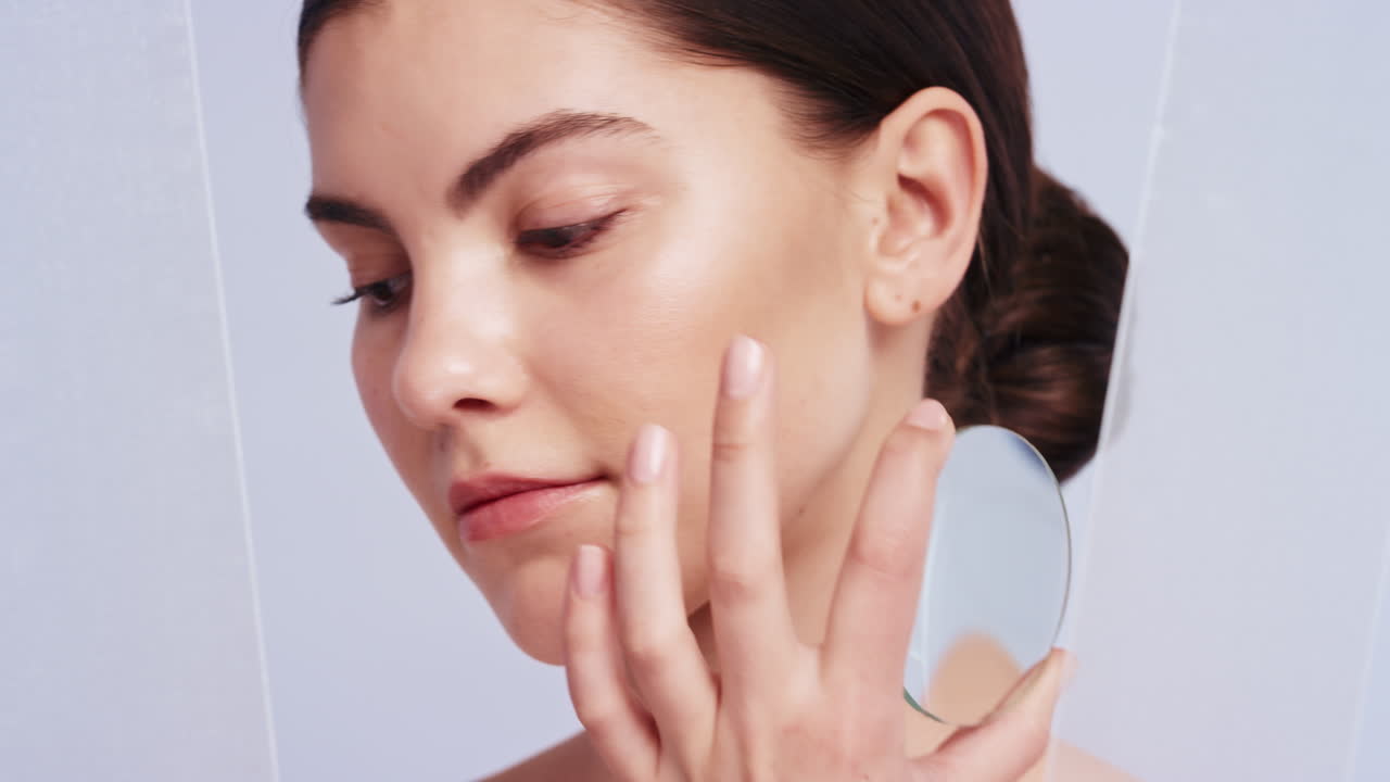 모델 과 함께 아름다움, 확대 유리 및 피부 관리