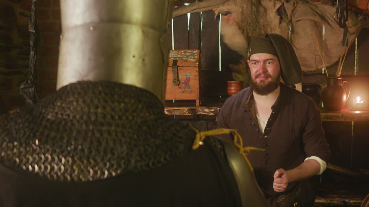 el barman interactúa con el aventurero en la taberna. el enano barbudo alegre trata con el caballero errante en la tienda. el posadero gracioso sirve al invitado honorable