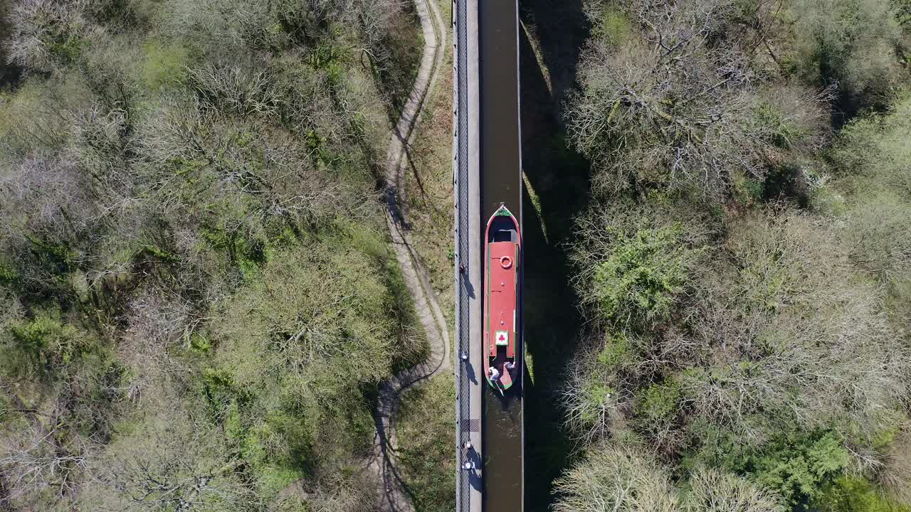 아름다운 웨일스 시골에 위치한 llangollen 운하 루트에 위치한 토마스 텔포드가 설계한 유명한 퐁치실테 수로를 건너기 위해 하류로 향하는 좁은 보트