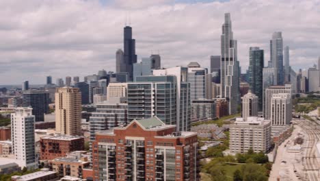 Drone-panning-shot-in-Philadelphia-showing-skyline-with-skyscrapers,-USA