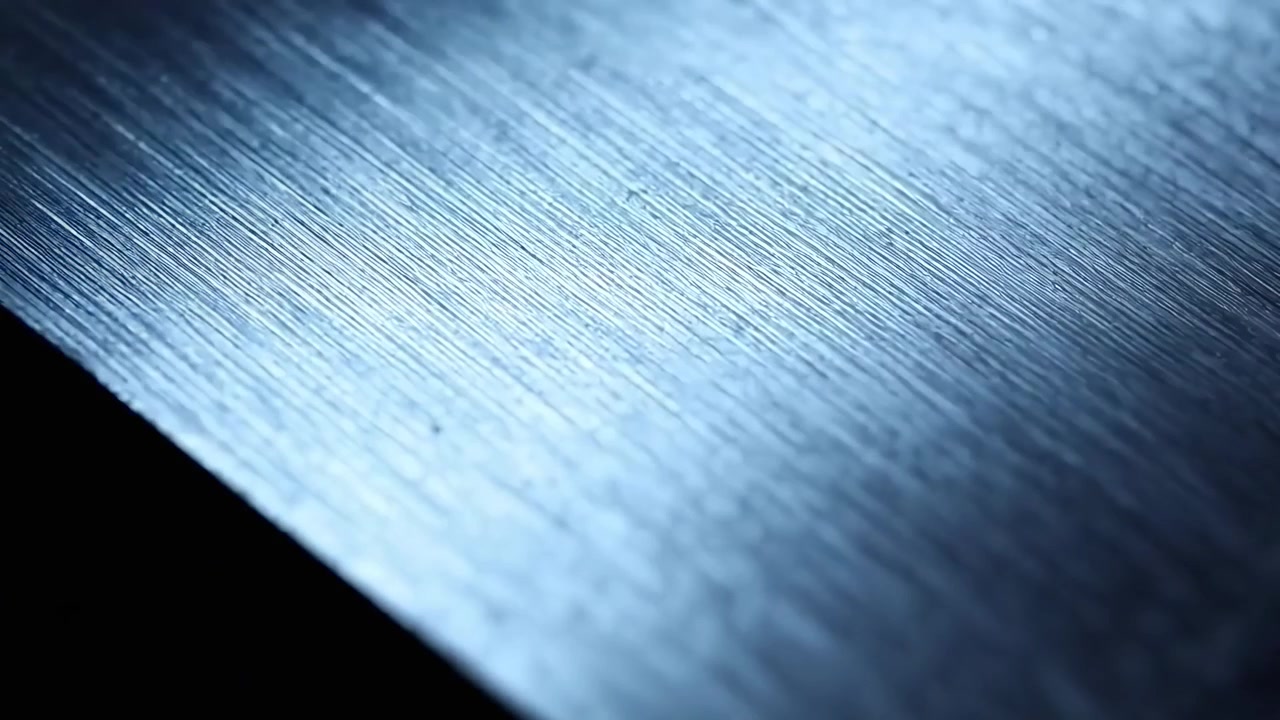 Dynamische Lichtreflexion auf einer gebürsteten Metalloberfläche