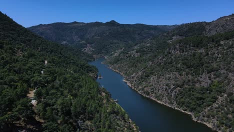 vista aérea de las hermosas montañas del río tua en portugal