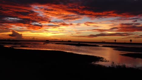 Colorido-Puesta-De-Sol-Reflejo-Marisma