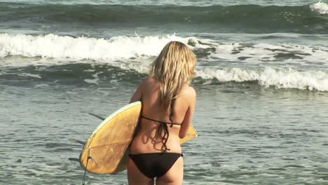 Mujer-Con-Tabla-De-Surf