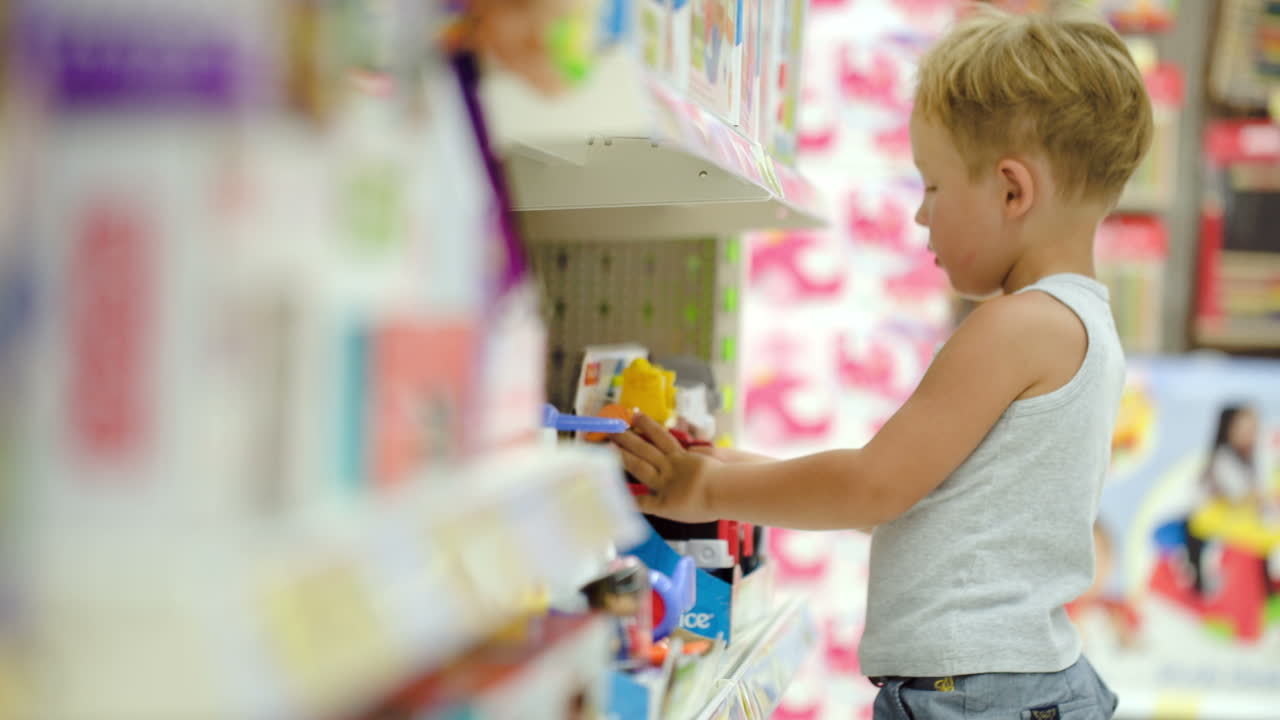 niño viendo juguetes en la tienda