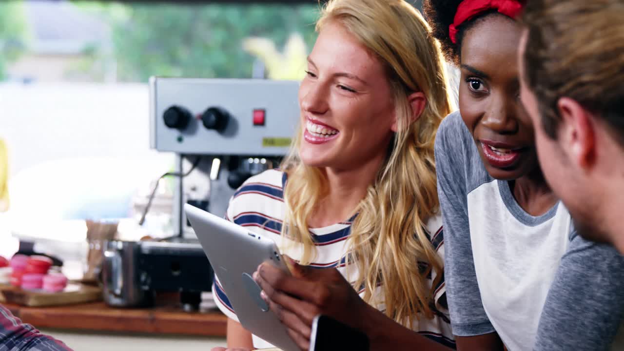 디지털 태블릿을 사용하는 남자와 여자