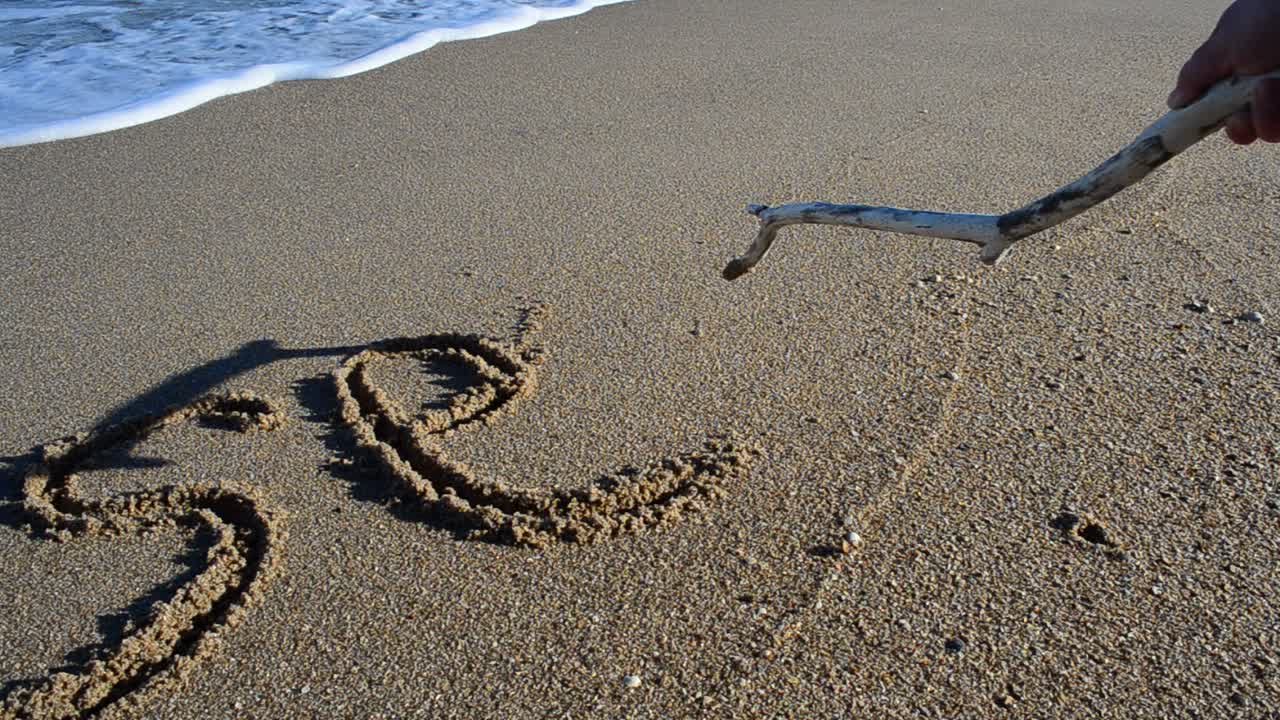 La parola 'mare' sulla sabbia. Spiaggia. Scatto in spiaggia