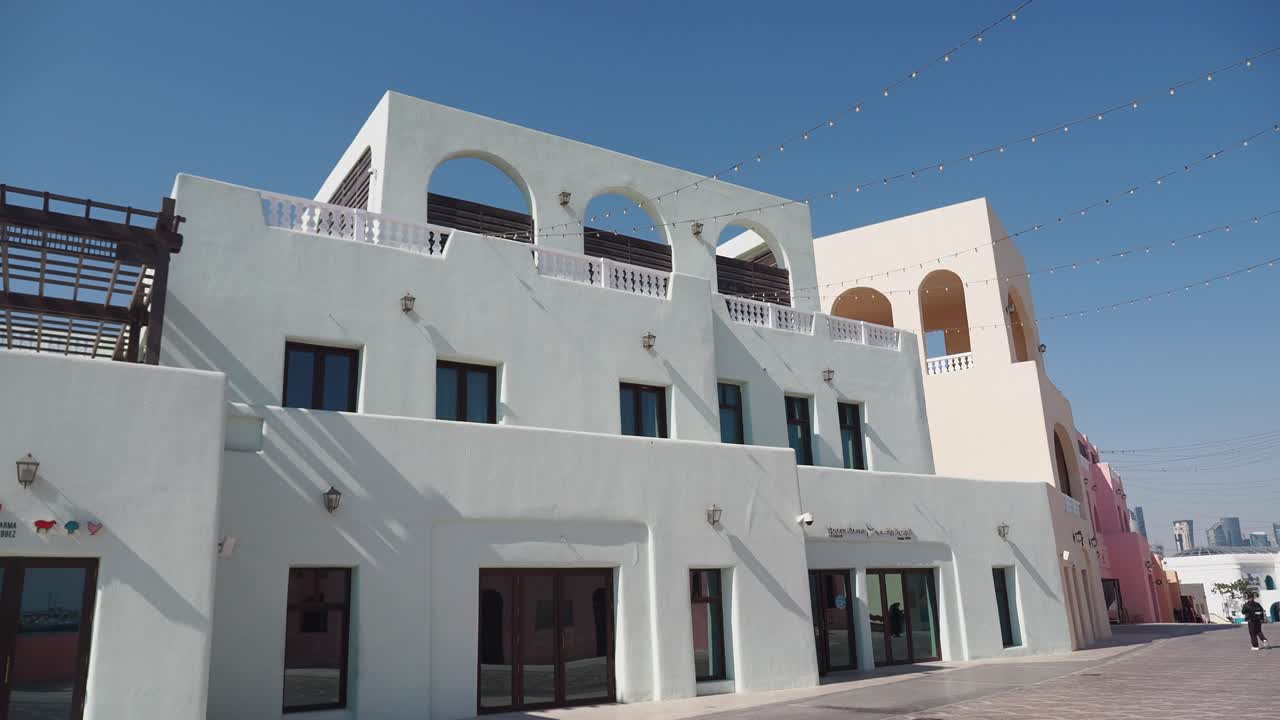 edificios coloridos en una ciudad del medio oriente