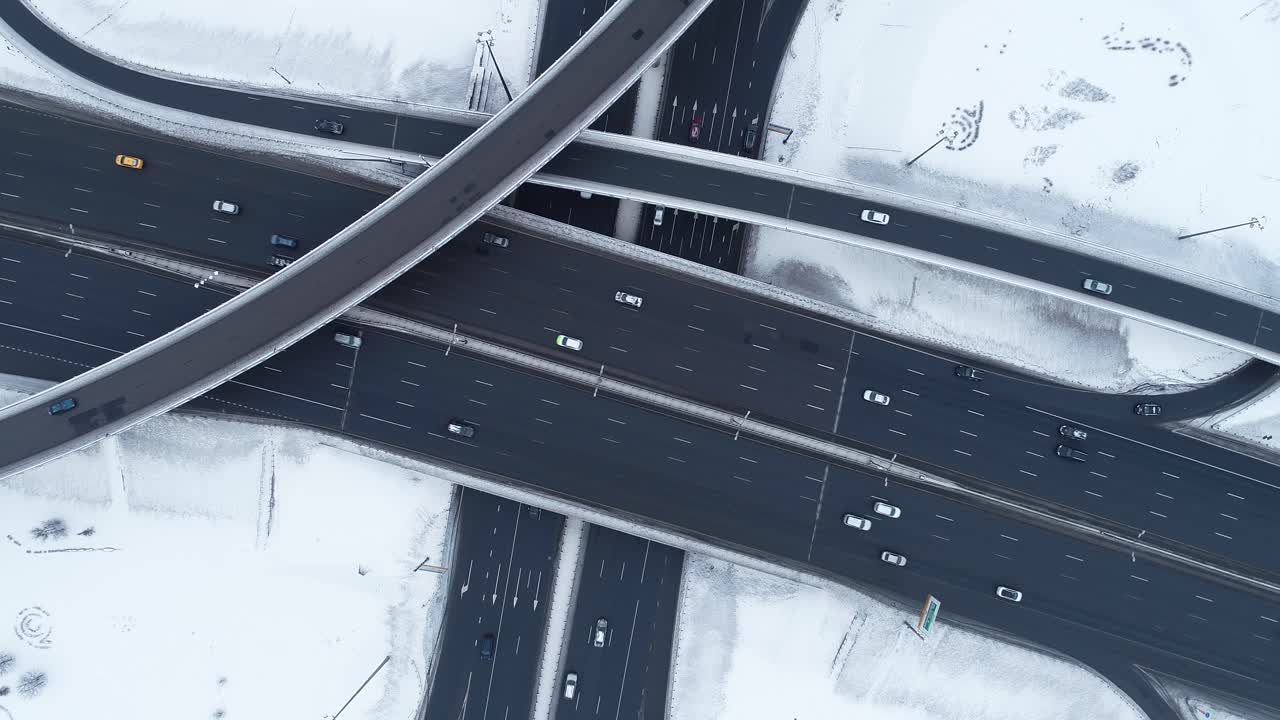 겨울에 눈 덮인 고속도로 교차로의 공중 전망.