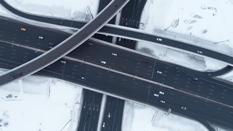 vista aérea de una intersección de autopistas cubierta de nieve en invierno.