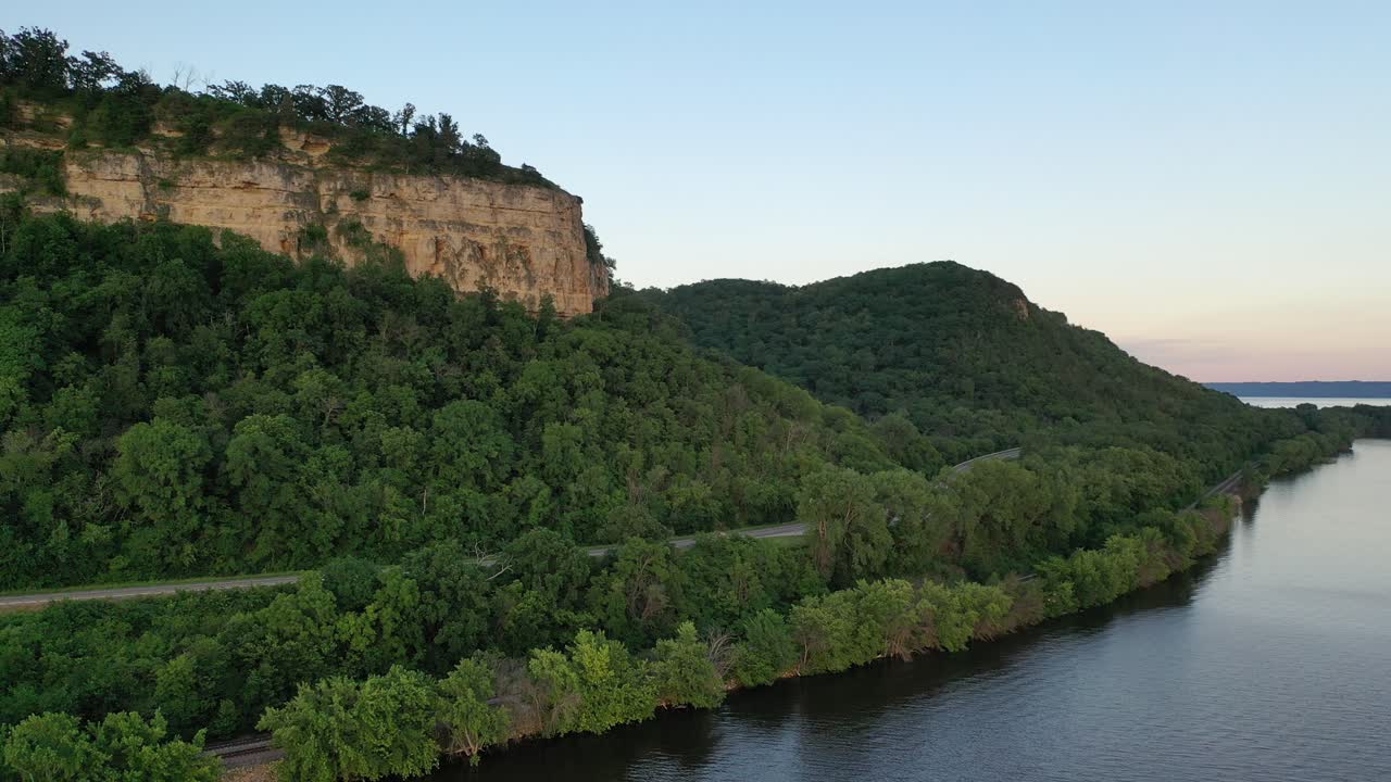 휘어지는 도로 와 절벽 이 있는 경치 좋은 강 계곡