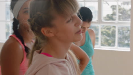 Grupo-De-Clase-De-Baile-De-Amigos-Multirraciales-Celebrando-Una-Práctica-Exitosa-De-Entrenamiento-Divirtiéndose-Juntos-Chocando-Esos-Cinco-En-El-Gimnasio