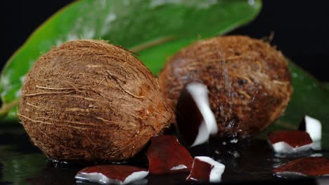 trozos de coco caen en el agua con salpicaduras.