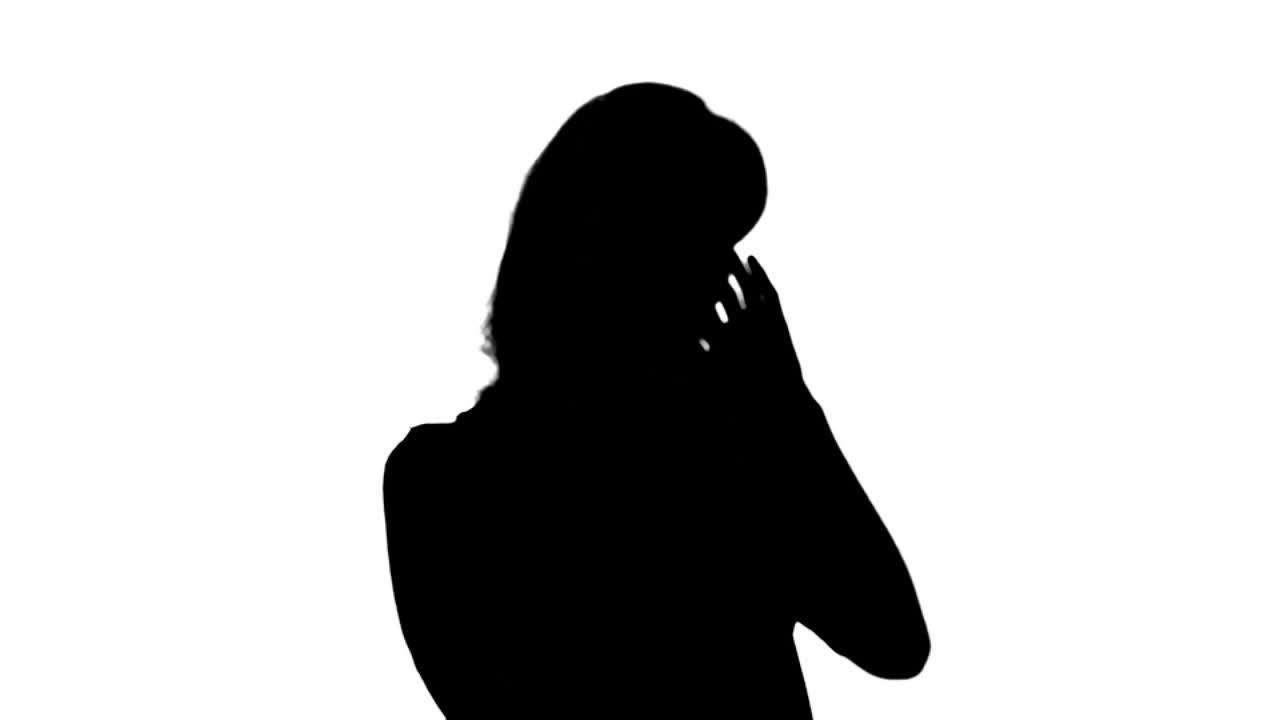 색 배경 에 음악 을 즐기는 여자 의 실루