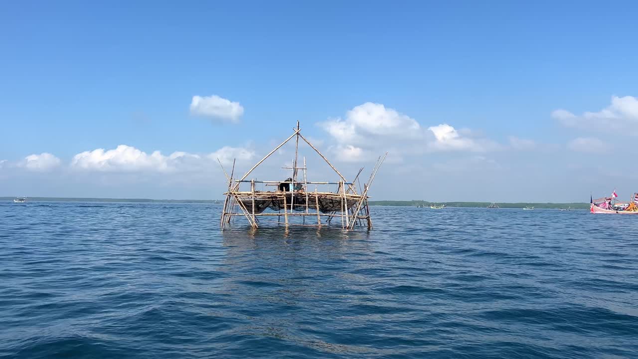 인도네시아 동자바의 카르 마을 근처의 인도양에서 야간 시를 위해 사용되는 바간 구조의 중간