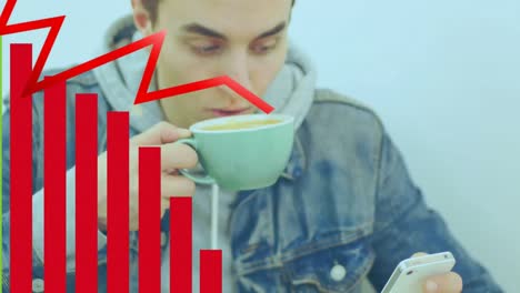 animación del procesamiento de datos sobre un hombre caucásico usando un teléfono inteligente