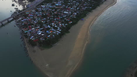 imágenes de drones en 4k de una ciudad costera.