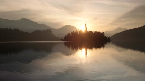 Un-Hermoso-Reflejo-Del-Lago-Sangrado-Al-Amanecer