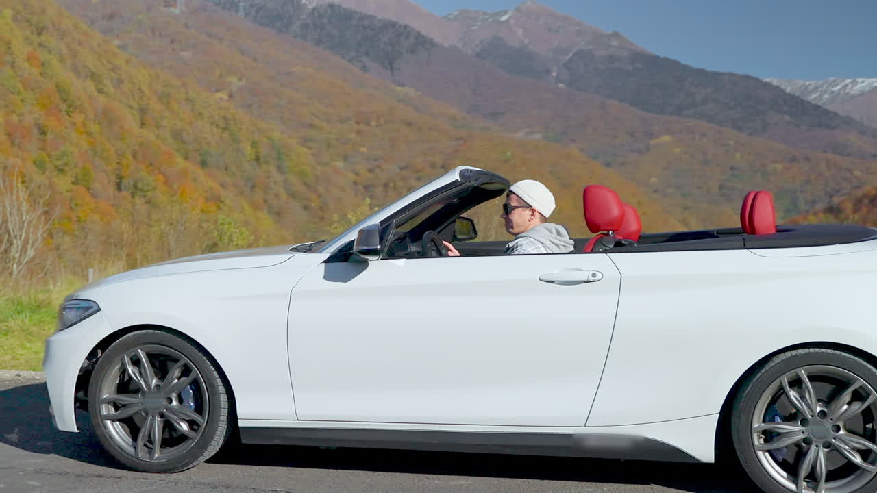 경치 좋은 가을 산 을 가로질러 색 카버 을 운전 하는 남자