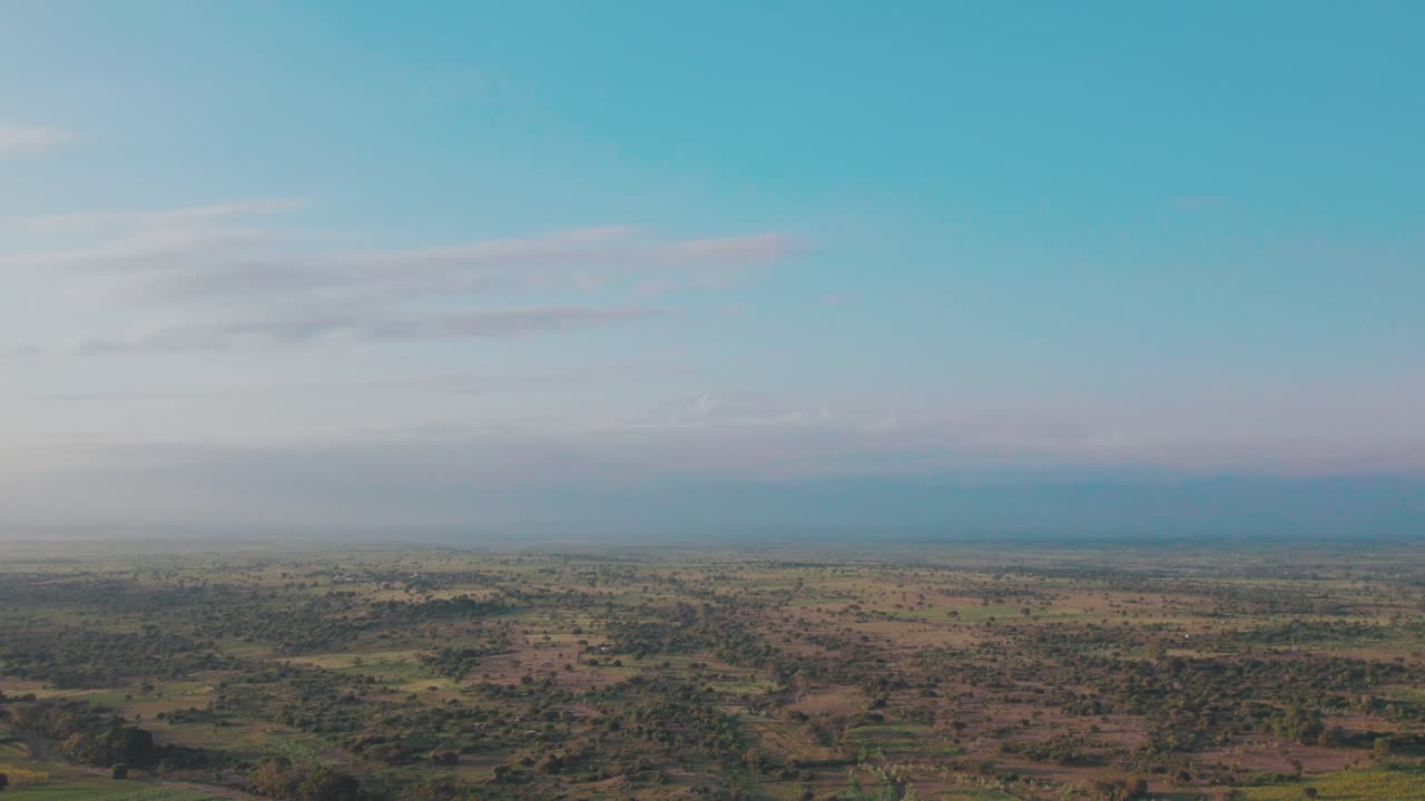 paisaje de las granjas y la carretera donde el monte kilimanjaro es visible en las nubes en la aldea de chemka