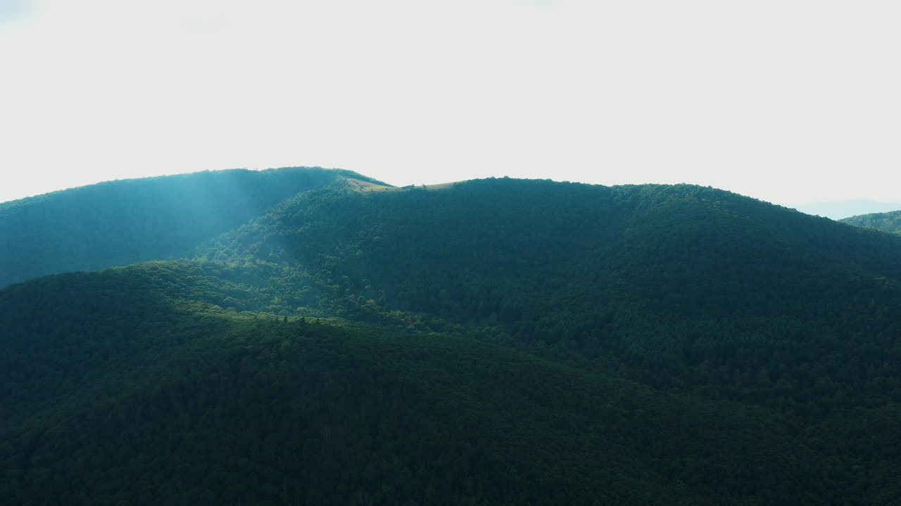 una toma aérea de la montaña de floyd, la montaña cole y el sendero de los apalaches durante una tarde de verano