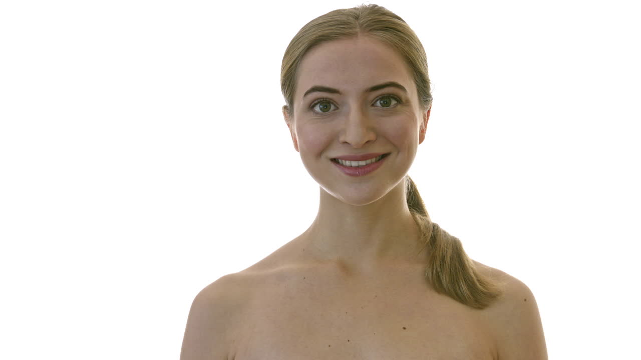 mujer sensual sonriente satisfecha con su belleza natural