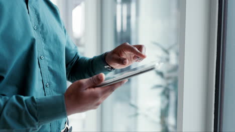 manos, negocios y hombre con una tableta