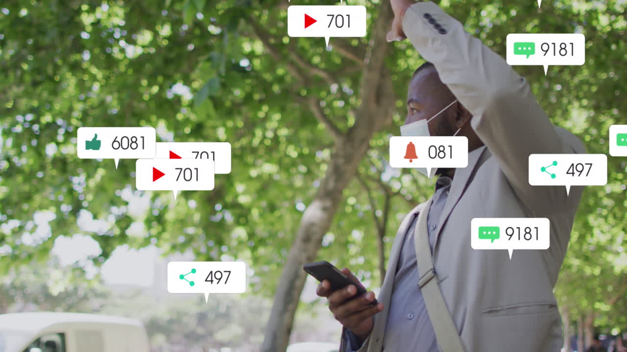 animación de iconos de las redes sociales sobre un hombre afroamericano con máscara facial usando un teléfono inteligente