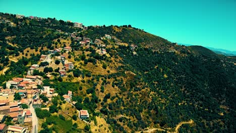 un pueblo bereber en la cima de la montaña en tizi ouezou argelia