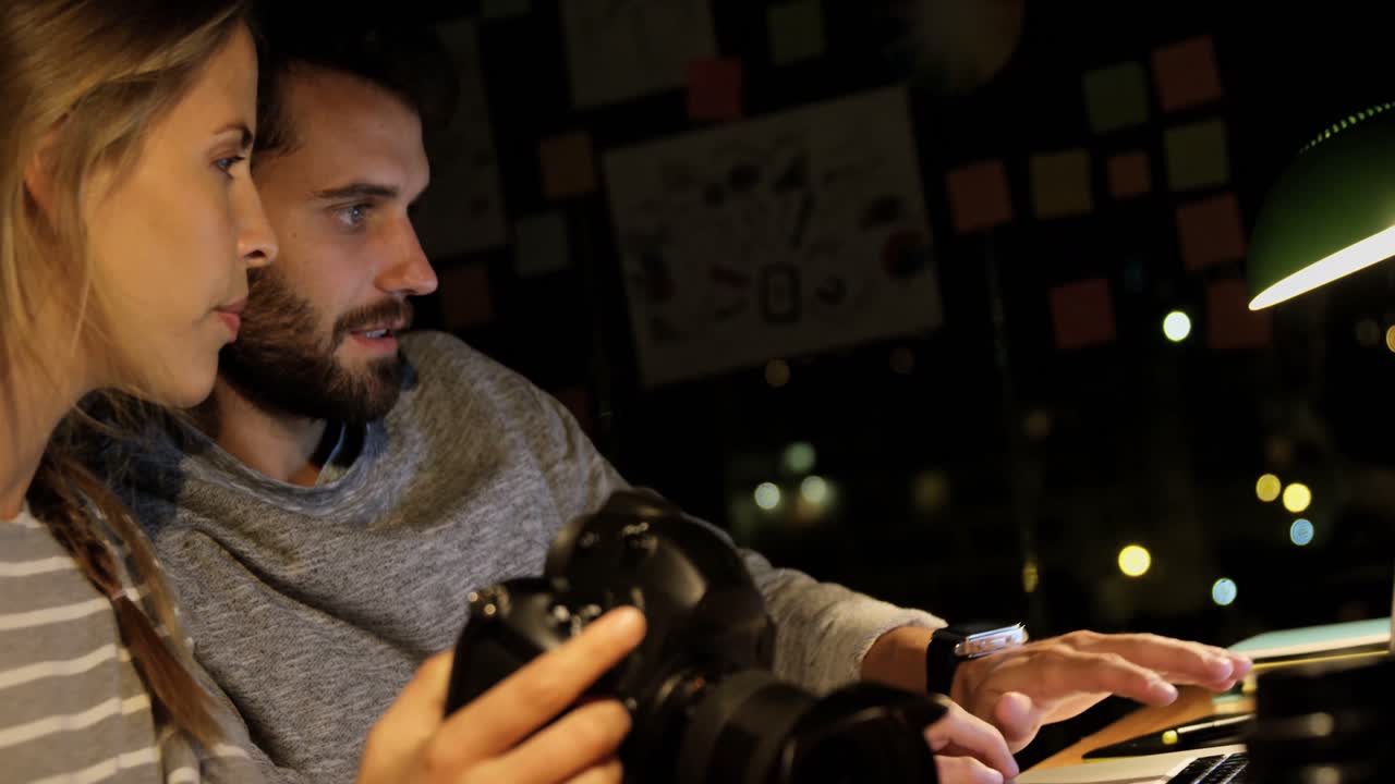 노트북을 통해 토론하는 동료들