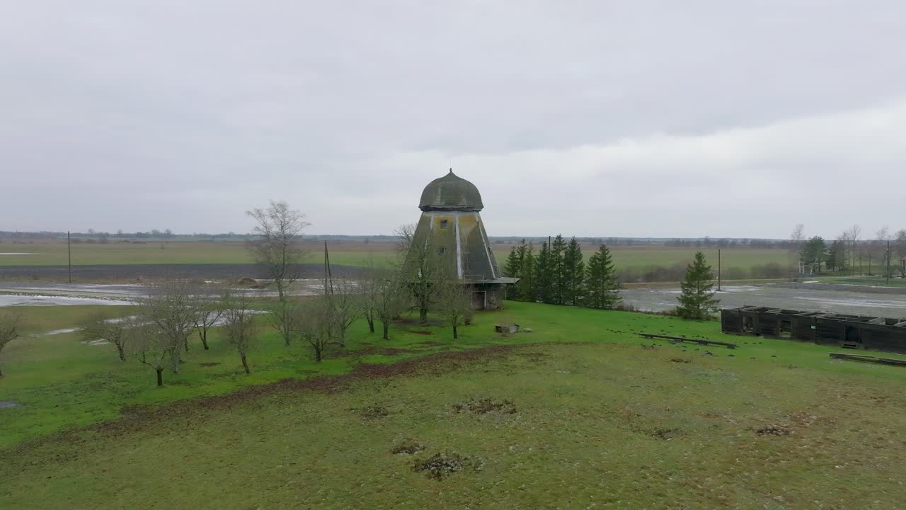 hermosa vista aérea del antiguo molino de viento de madera en el medio del campo, molino de viento prenclavu, día de invierno nublado, amplio tiro de drones avanzando