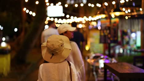 gente caminando por un vibrante mercado nocturno