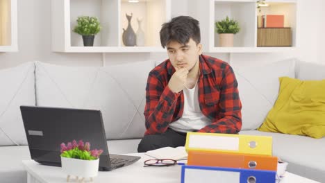 hombre perezoso pensando en huir del trabajo.