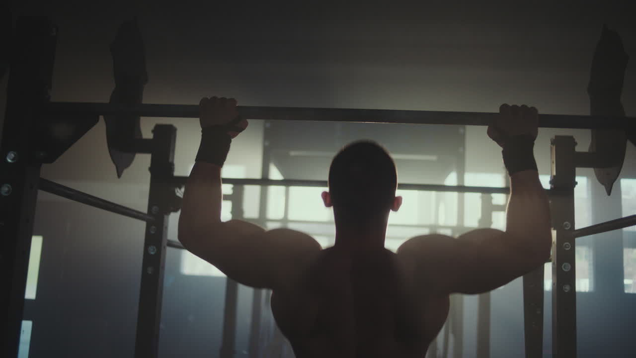 체육관 에서 풀업 을 하는 남자