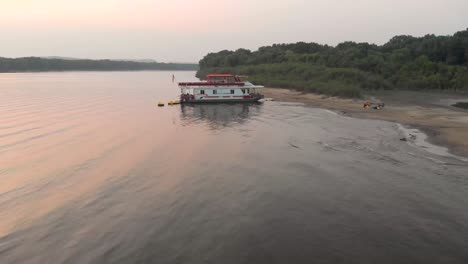 Tubing-Bei-Sonnenuntergang-Auf-Dem-Mississippi