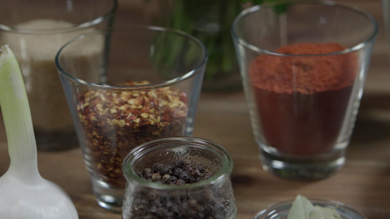 요리 하기 위해 줄지어 있는 재료 들 을 는