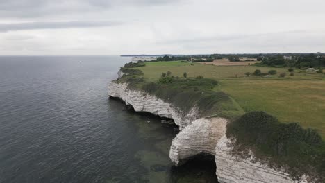 Vuelo-De-Drones-A-Lo-Largo-De-Algunos-Acantilados-En-El-Mar-En-Dinamarca-Con-Aves