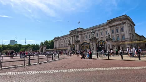 tourists and vehicles near buckingham palace