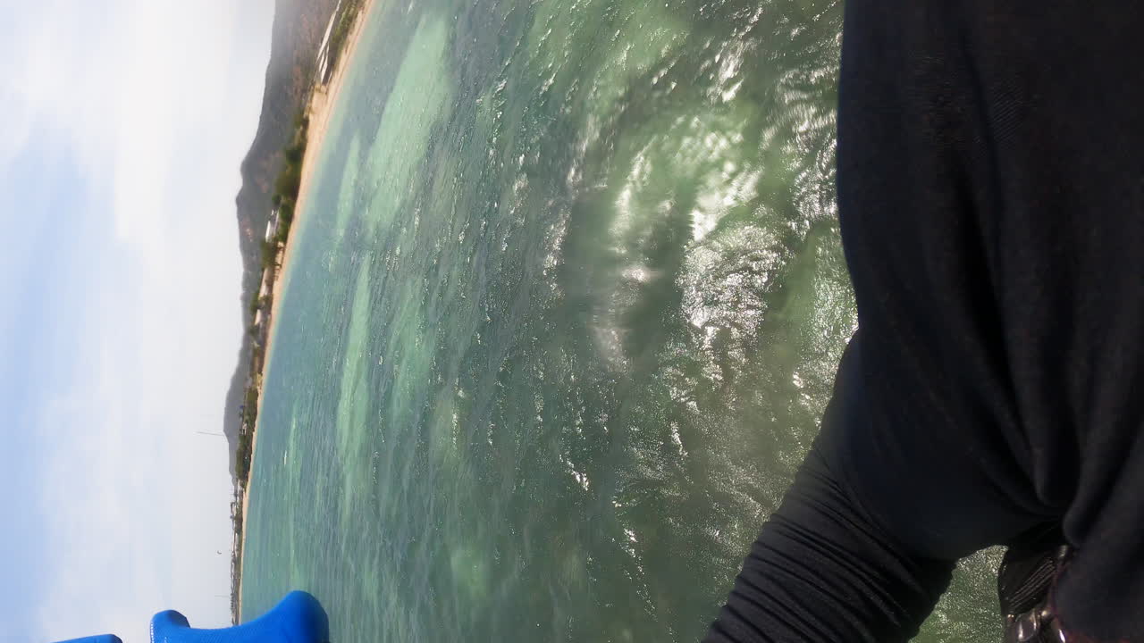 pov vista en primera persona de persona haciendo kitesurf en el océano haciendo un gran salto