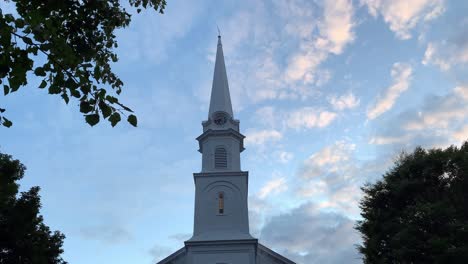 4k wide shot panning chestnut street baptist church steeple in camden maine