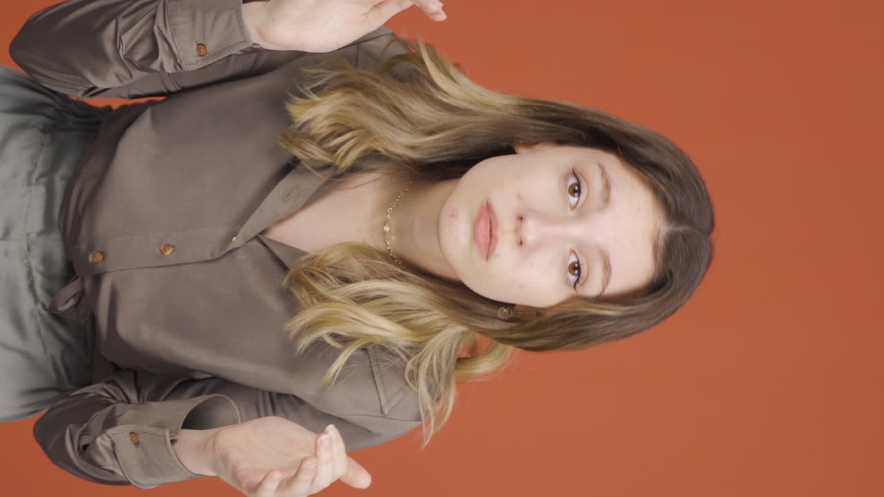 video vertical de la joven que tiene problemas para ver. problema ocular.