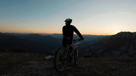 Junger-Mann-Steht-Mit-Seinem-Fahrrad-Und-Blickt-Auf-Einen-Horizont