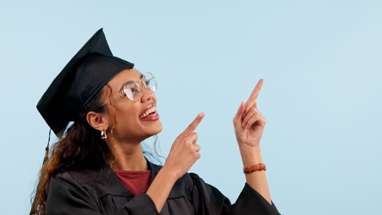 mujer feliz, estudiante de graduación universitaria