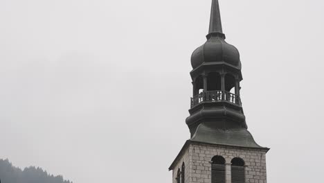 campanario en la catedral de la iglesia en los alpes franceses
