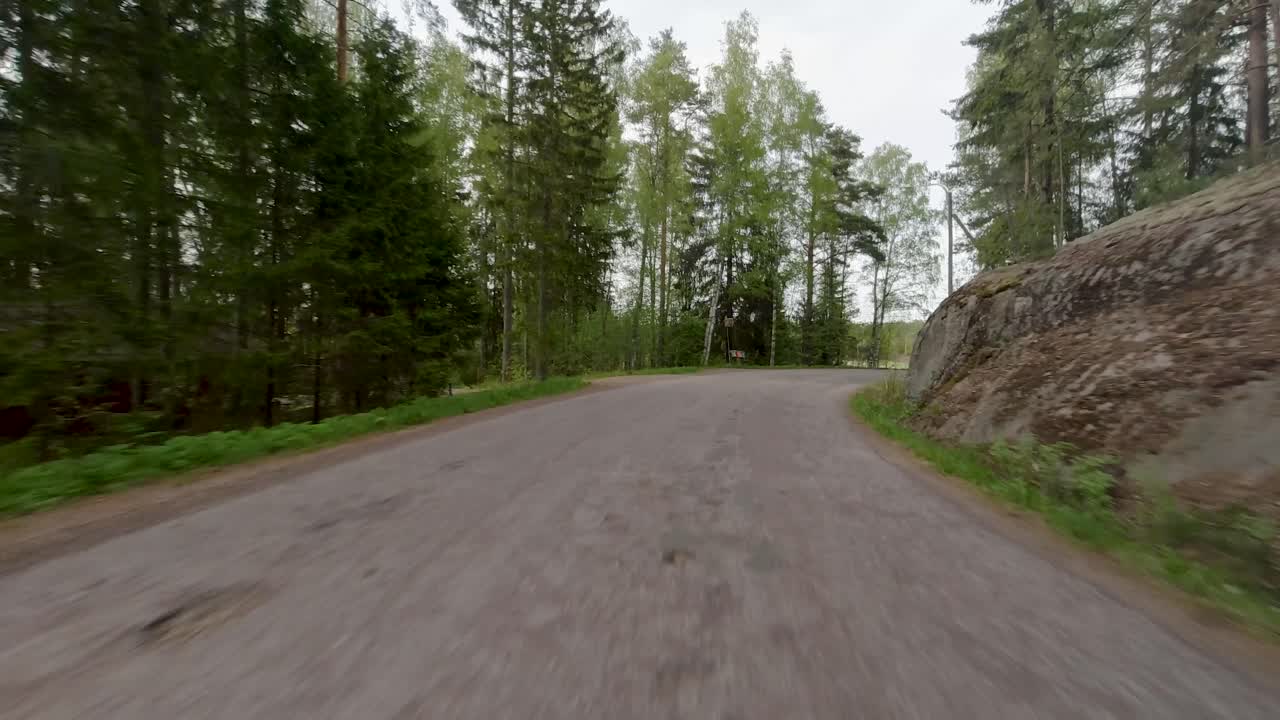 conduciendo rápido por una hermosa y sinuosa carretera de campo en finlandia
